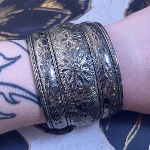 Vintage ENORMOUS Wide Tribal Etched Floral Bangle Silver Cuff Bracelet B1 - Picture 1 of 11